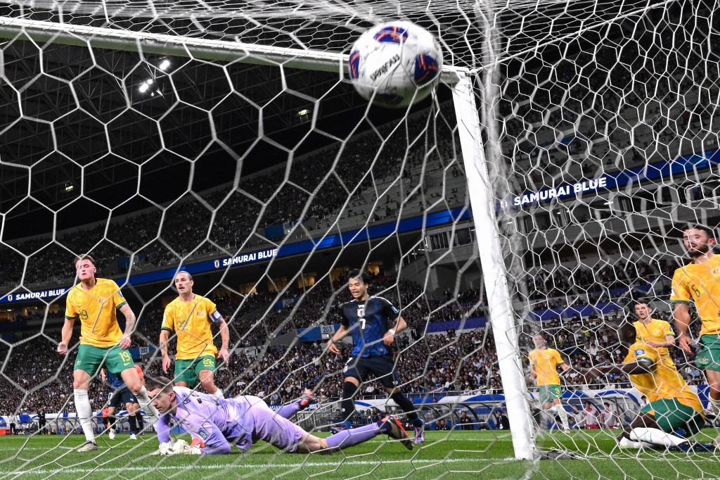 Jepang akhirnya bisa menyamakan kedudukan pada menit ke-76. Kali ini gol Jepang tercipta lewat bunuh diri Cameron Burgess.