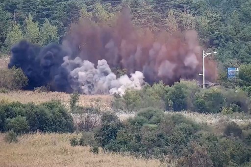 Tangkapan layar ini diambil dari video yang dirilis oleh Kementerian Pertahanan Korea Selatan memperlihatkan ledakan di jalan yang menghubungkan Korea Utara dan Korea Selatan, Selasa, 15 Oktober 2024.
