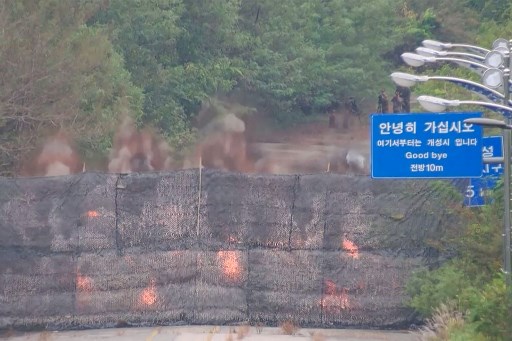 Korea Utara meledakkan beberapa ruas jalan yang dibangun dan menjadi simbol kerja sama antara kedua Korea pada Selasa. Aksi itu mendapatkan respons dari Korea Selatan dengan melepaskan tembakan ke arah selatan Garis Demarkasi Militer.