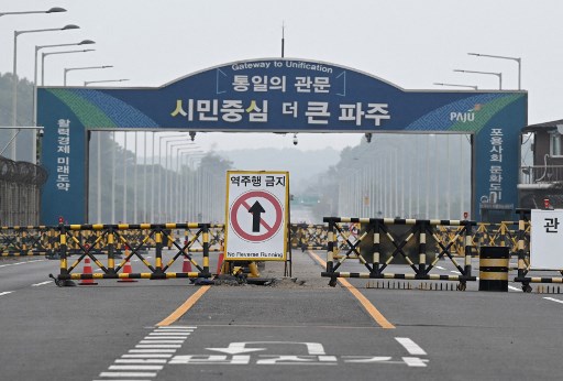 Meskipun kedua jalan tersebut telah lama ditutup, para analis mengatakan kehancurannya menunjukkan bahwa Kim Jong-un tidak lagi bersedia bernegosiasi dengan Korea Selatan. “Ini tindakan militer praktis terkait dengan sistem dua negara bermusuhan yang sering disebutkan oleh Korea Utara,” kata Presiden Universitas Studi Korea Utara di Seoul, Yang Moo-jin.