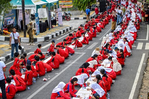 Ribuan siswa dan ibu-ibu dilibatkan dalam mewarnai kain batik sepanjang 5.053 meter di sepanjang Jalan Hayam Wuruk dan Jalan Mayjen Sungkono, Kecamatan Magersari, Kota Mojokerto, Jawa Timur, Selasa, 15 Oktober 2024. 