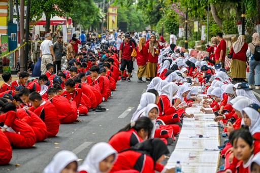 Pemerintah Kota Mojokerto berhasil memecahkan rekor Museum Rekor Dunia Indonesia (MURI) mewarnai batik sepanjang 5.053 meter dengan peserta terbanyak yaitu 10.106 orang. 