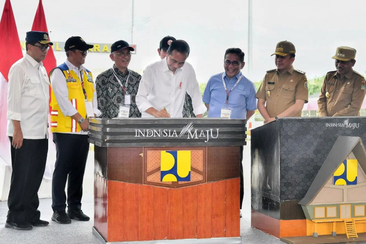 Presiden Joko Widodo meresmikan dua proyek ruas Jalan Tol Trans-Sumatera, yakni Indrapura-Kisaran Seksi 2 (Lima Puluh-Kisaran) dan Bayung Lencir-Tempino bagian Betung-Jambi.