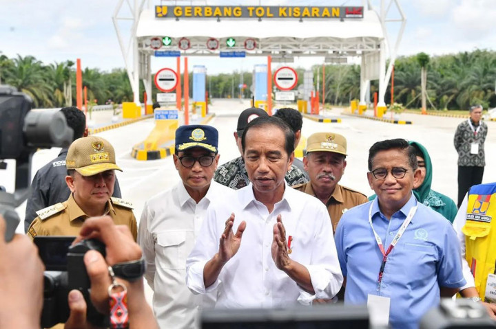 Jokowi menyampaikan, selama ini banyak yang beranggapan bahwa jalan tol nasional hanya dibangun pihak swasta dengan anggaran swasta. Yang benar, menurutnya, adalah banyak jalan tol dibangun swasta dengan sistem investasi, dan banyak pula jalan tol dibangun BUMN serta dari anggaran APBN.