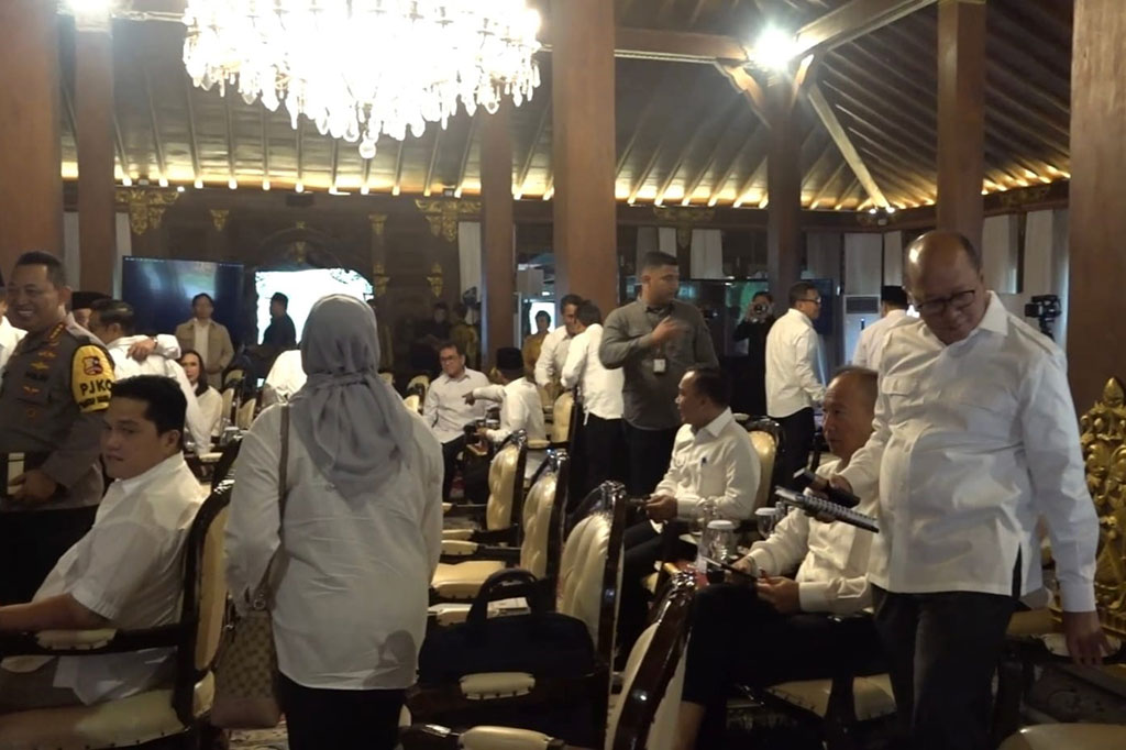 Para calon menteri mendapat pembekalan di kediaman presiden terpilih periode 2024-2029, Prabowo Subianto, di Hambalang, Bogor, Jawa Barat, Rabu, 16 Oktober 2024. Momen itu terlihat dalam foto yang dibagikan oleh tim Partai Gerindra.