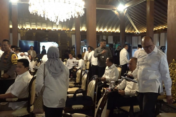 Para calon menteri mendapat pembekalan di kediaman presiden terpilih periode 2024-2029, Prabowo Subianto, di Hambalang, Bogor, Jawa Barat, Rabu, 16 Oktober 2024. Momen itu terlihat dalam foto yang dibagikan oleh tim Partai Gerindra.