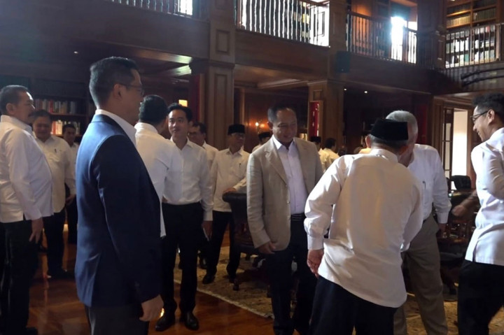 Terlihat juga Wakil Presiden (Wapres) terpilih Gibran Rakabuming Raka. Kemudian, Jaksa Agung ST Burhanuddin, Panglima TNI Jenderal Agus Subiyanto, dan Kapolri Jenderal Listyo Sigit Prabowo.