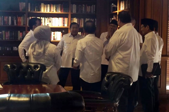 Prabowo juga menyapa dan bersalaman dengan tokoh dan para calon menteri. Mereka terlihat berbincang akrab.