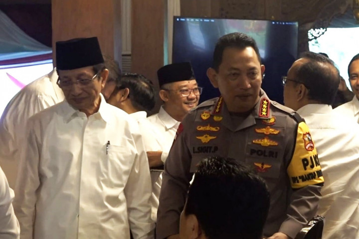 Mereka kompak memakai baju putih dipadukan dengan celana panjang hitam.