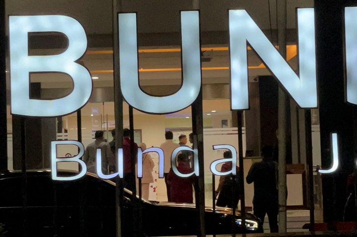 Presiden Joko Widodo (Jokowi) menjenguk cucu keenamnya, Bebingah Sang Tansahayu di Rumah Sakit Bunda, Menteng, Jakarta Pusat, Rabu, 16 Oktober 2024. Jokowi tampak didampingi oleh Ibu Negara, Iriana Jokowi.