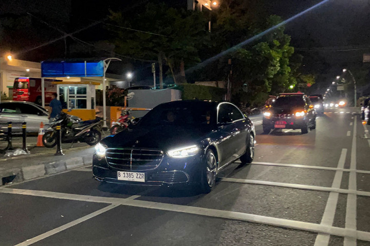 Pantauan Medcom.id, Jokowi tiba pukul 20.35 WIB menggunakan sedan Mercy hitam dengan plat nomor B 1385 ZZR. Mobil tersebut langsung masuk menuju ke depan lobi RSU Bunda Jakarta.