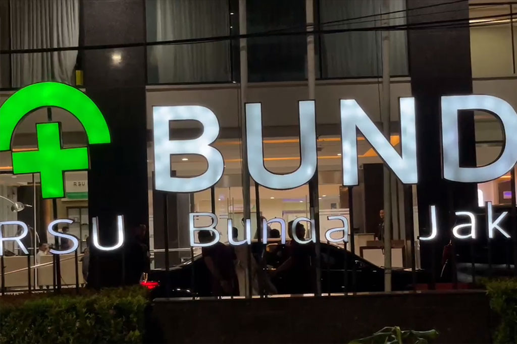 Usai turun dari mobil, Jokowi dan Iriana langsung masuk ke dalam RSU Bunda.