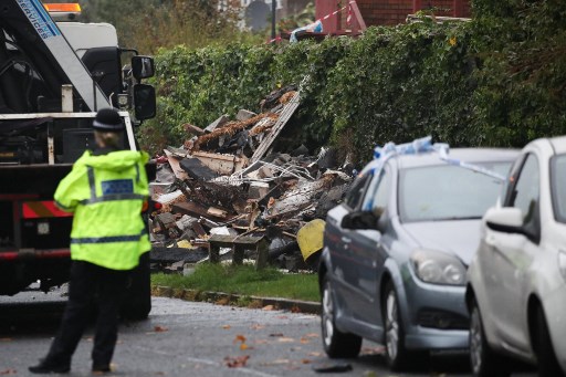 Tiga rumah di sepanjang teras hancur total dan beberapa mobil rusak parah. Area tersebut dipenuhi tumpukan puing dan bau asap yang menyengat. Investigasi sedang dilakukan untuk mengetahui bagaimana ledakan itu terjadi. 