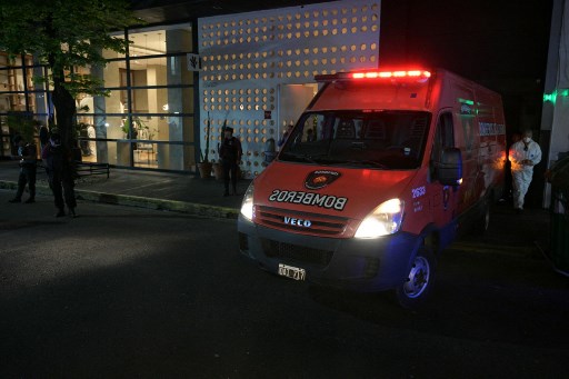 Petugas forensik membawa jenazah penyanyi Inggris Liam Payne dengan mobil ambulans dari hotel tempat ia meninggal di Buenos Aires, Argentina, Rabu, 16 Oktober 2024. 