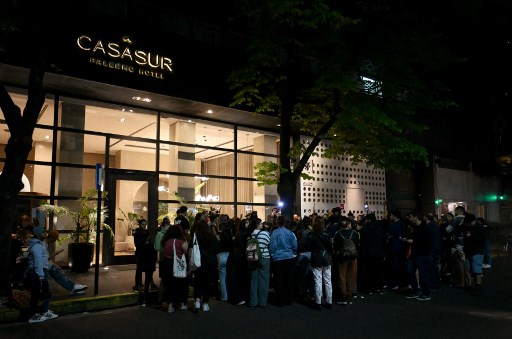 Puluhan penggemar One Direction dari seluruh Buenos Aires berbondong-bondong ke Hotel CasaSur setelah berita itu tersiar, membentuk antrean panjang di jalan yang ditutup di luar hotel tempat polisi berjaga. 