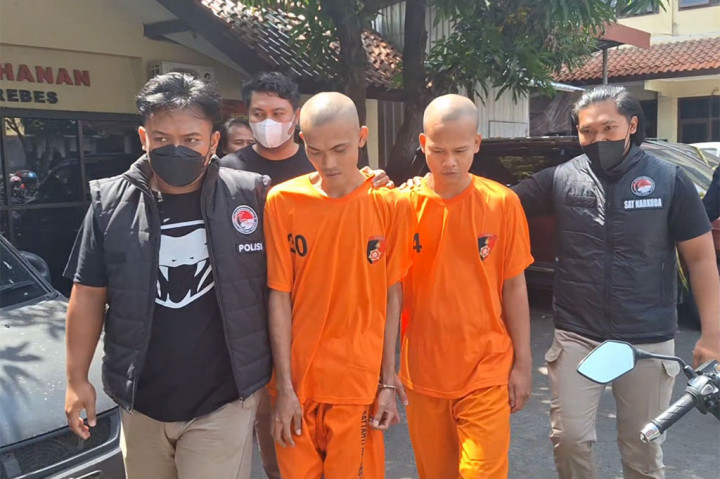 Jajaran Satresnarkoba Polres Brebes, membekuk dua pria yang kedapatan tengah melakukan transaksi pembelian paket ganja. Kedua tersangka yakni AH, 22, warga Losari Brebes dan seorang pengedar asal Kabupaten Cirebon, Jawa Barat, berinisial MH, 27.