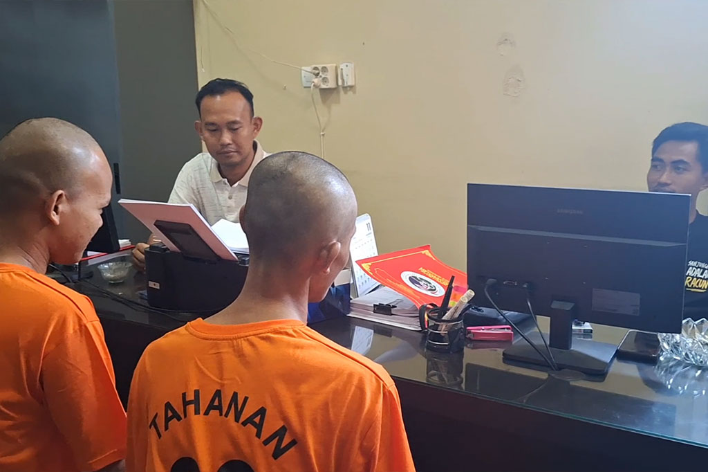 Dari hasil pemeriksaan polisi, tersangka AH mengakui bahwa dia membeli ganja untuk digunakan saat pernikahan yang akan rencananya akan digelar dalam waktu dekat. Dari tangan tersangka, polisi mengamankan paket ganja seberat 52 gram.
