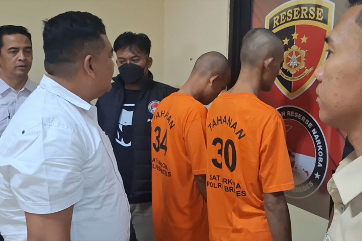 Kepergok polisi saat membeli ganja untuk persiapan pesta pernikahannya, seorang calon pengantin di Brebes, Jawa Tengah, terpaksa harus mendekam di sel tahanan Mapolres setempat.