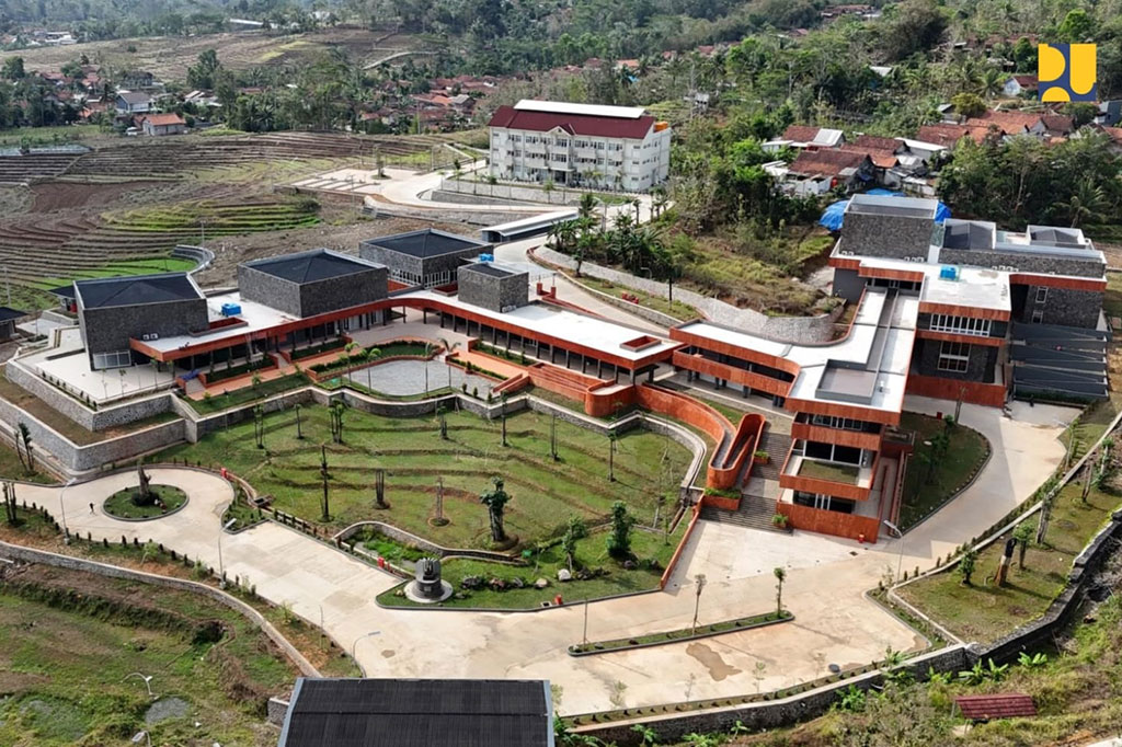Kampus Geologi Luk Ulo dan Rumah Susun (Rusun) Yayasan Pendidikan Geologi Karang Sambung di Kebumen, Jawa Tengah, baru saja diresmikan. Kedua fasilitas tersebut telah dilengkapi sarana dan prasarana yang memadai.