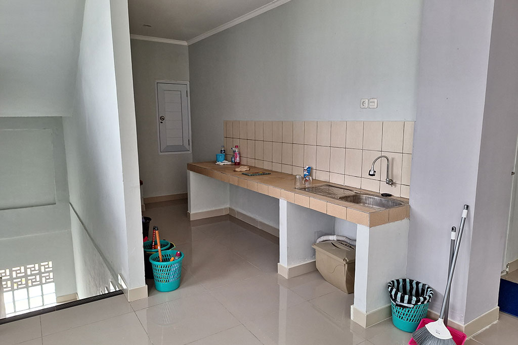 Setiap hunian juga telah dilengkapi dengan mebel yang terdiri dari 2 unit dipan susun, 2 unit lemari, dan 4 unit meja kursi. Khusus untuk unit hunian difabel terdiri dari 2 unit dipan tunggal, 2 unit lemari, dan 2 unit meja kursi 2 unit.