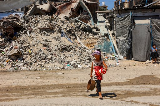 Menurut laporan Pertahanan Sipil Gaza pada Rabu, 16 Oktober 2024, warga Palestina di kamp pengungsi Jabalia terputus akses untuk memperoleh kebutuhan dasar.