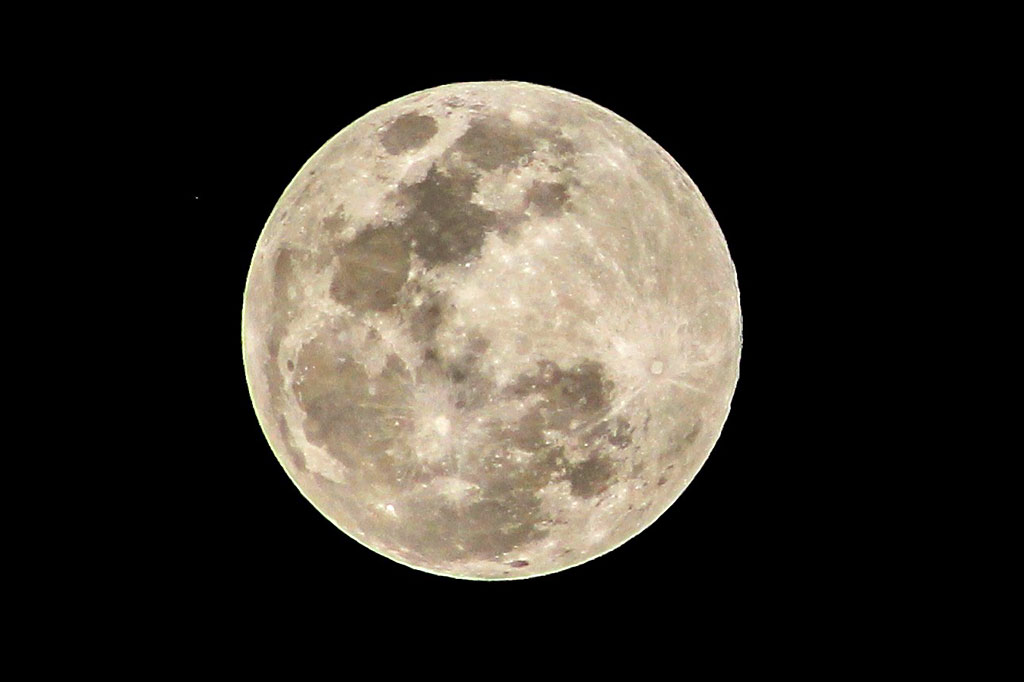 Fenomena bulan purnama super bernama Hunter Moon terlihat di Jagakarsa, Jakarta Selatan, Kamis, 17 Oktober 2024 malam. 