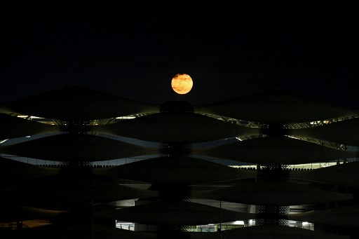 Bulan purnama Sang Pemburu muncul di atas Stadion Internasional Basra, Irak pada 17 Oktober 2024.