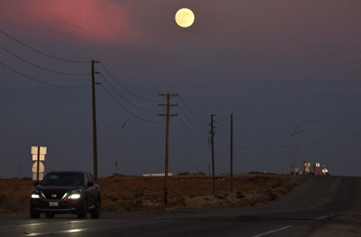 Femonema Hunter Moon terlihat di Lancaster, California, Amerika Serikat, Rabu, 16 Oktober 2024 waktu setempat. 