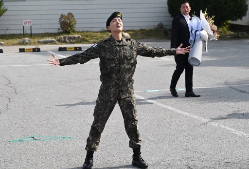 Bintang K-pop J-Hope, anggota supergrup BTS, Kamis, 17 Oktober 2024, menyelesaikan wajib militer Korea Selatan, setelah 18 bulan bertugas. Hal ini memicu antusiasme di antara penggemar dan investor untuk kemungkinan reuni boy band tersebut tahun depan.