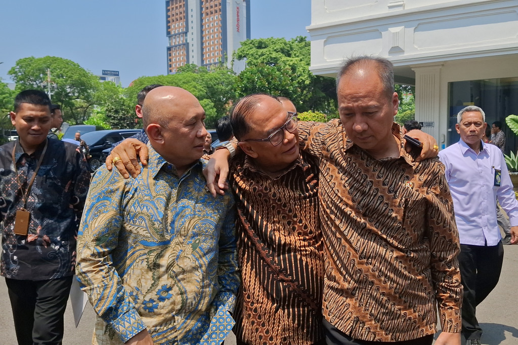 Pantaun Medcom.id, beberapa menteri mulai berdatangan pada pukul 12.30 WIB. Salah satu menteri yang datang awal ialah Menteri Koordinator Bidang Perekonomian Airlangga Hatarto.