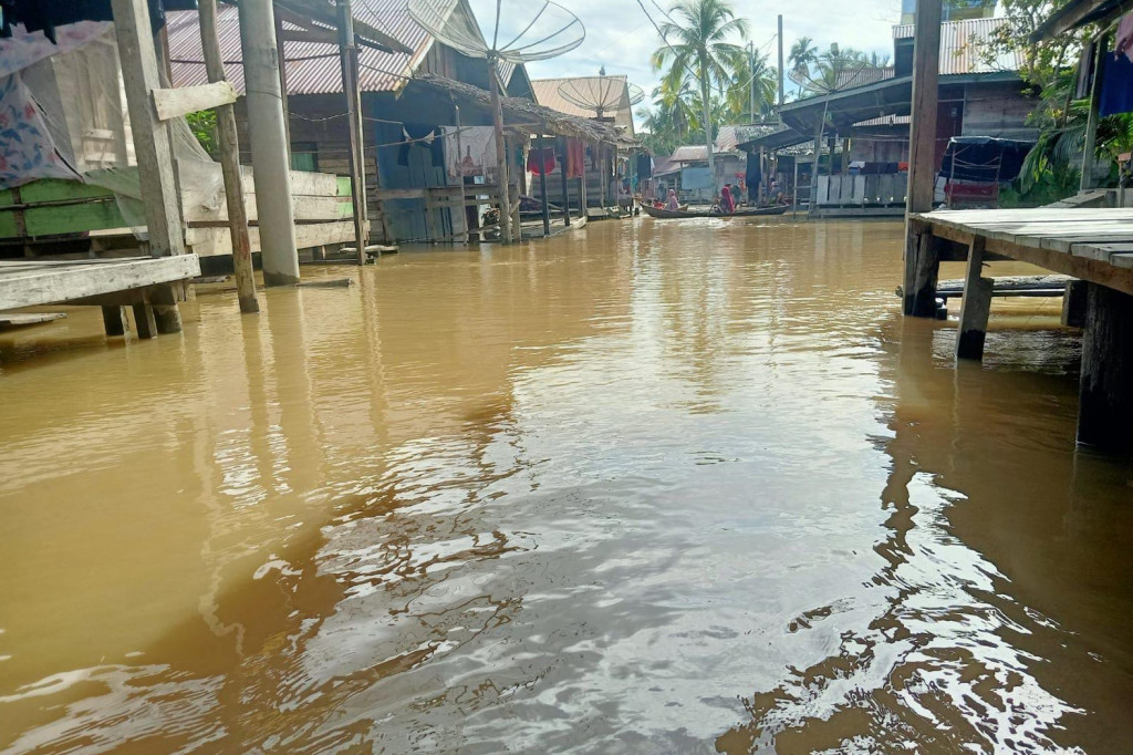 Banjir merendam pemukiman warga di beberapa desa yang tersebar di lima kecamatan, yaitu Kecamatan Suro, Simpang Kanan, Gunung Meriah, Singkil, dan Kuta Baharu. Beberapa desa yang terparah terkena dampak banjir antara lain Desa Siti Ambia, Kilangan, dan Ujung di Kecamatan Singkil. Ketinggian air di beberapa titik mencapai lebih dari satu meter, mengakibatkan rumah-rumah warga terendam dan sejumlah fasilitas umum rusak.