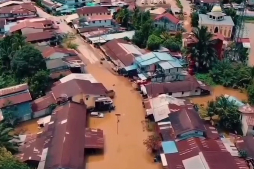 Banjir 1,5 meter kembali menerjang 7 Kecamatan di Kabupaten Kapuas Hulu, Kalimantan Barat. Sementara BPBD Kapuas hulu mengaku masih melakukan pendataan terkait jumlah KK dan jiwa yang terdampak akibat banjir.