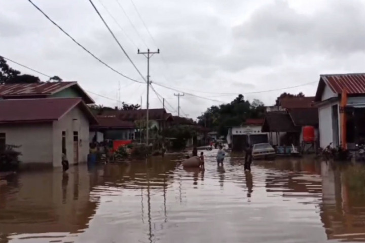 Selain di Kecamatan Badau, banjir juga terjadi di 6 Kecamatan lain yakni Kecamatan Boyan Tanjung, Silat Hulu, Seberuang, Buntut Hulu, Hulu Gurun, serta Kecamatan Putusibau Selatan.
