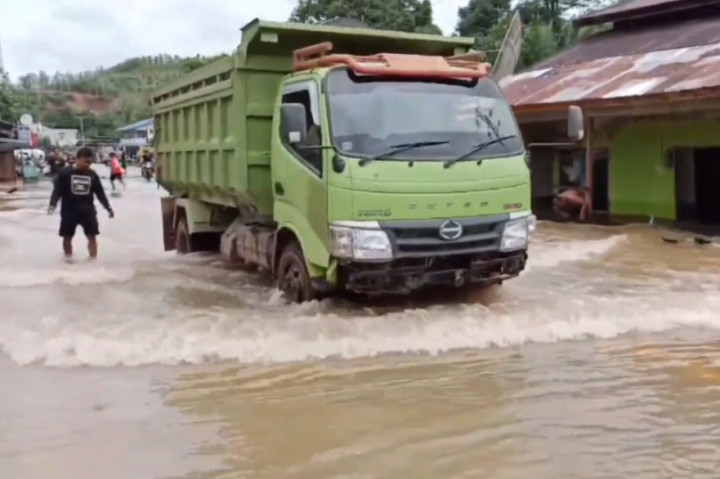 Kepala BPBD Kapuas Hulu Gunawan mengatakan, pemerintah Kapuas hulu sudah menyalurkan bantuan pangan kepada korban terdampak banjir. Namun hingga saat ini pihaknya belum bisa merinci terkait jumlah kepala keluarga (KK) serta jiwa yang terdampak lantaran masih melakukan pendataan. 