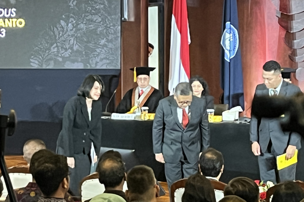 Salah satu yang hadir yakni Ketua Umum PDIP Megawati Soekarnoputri. Lalu, terlihat juga mantan calon Presiden sekaligus Kader PDIP Ganjar Pranowo hadir menonton sidang terbuka itu.