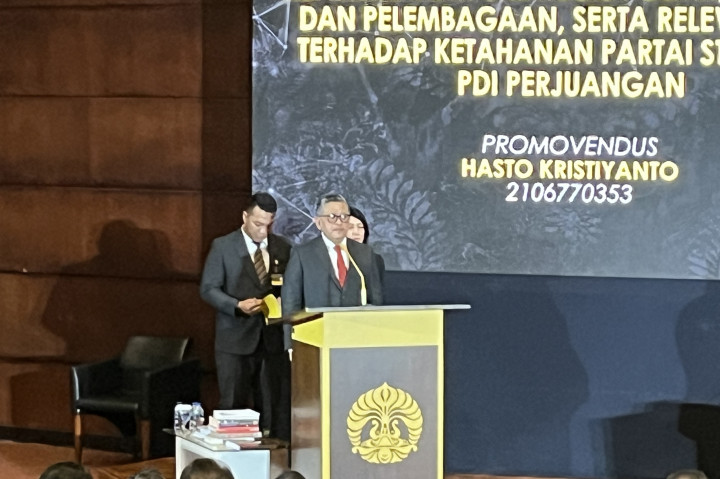 Sekretaris Jenderal (Sekjen) Partai Demokrasi Indonesia Perjuangan (PDIP) Hasto Kristiyanto menjalankan sidang terbuka promosi doktor kajian stratejik dan global di Universitas Indonesia (UI) hari ini, 18 Oktober 2024. Sejumlah elit PDIP terlihat menghadiri acara itu.