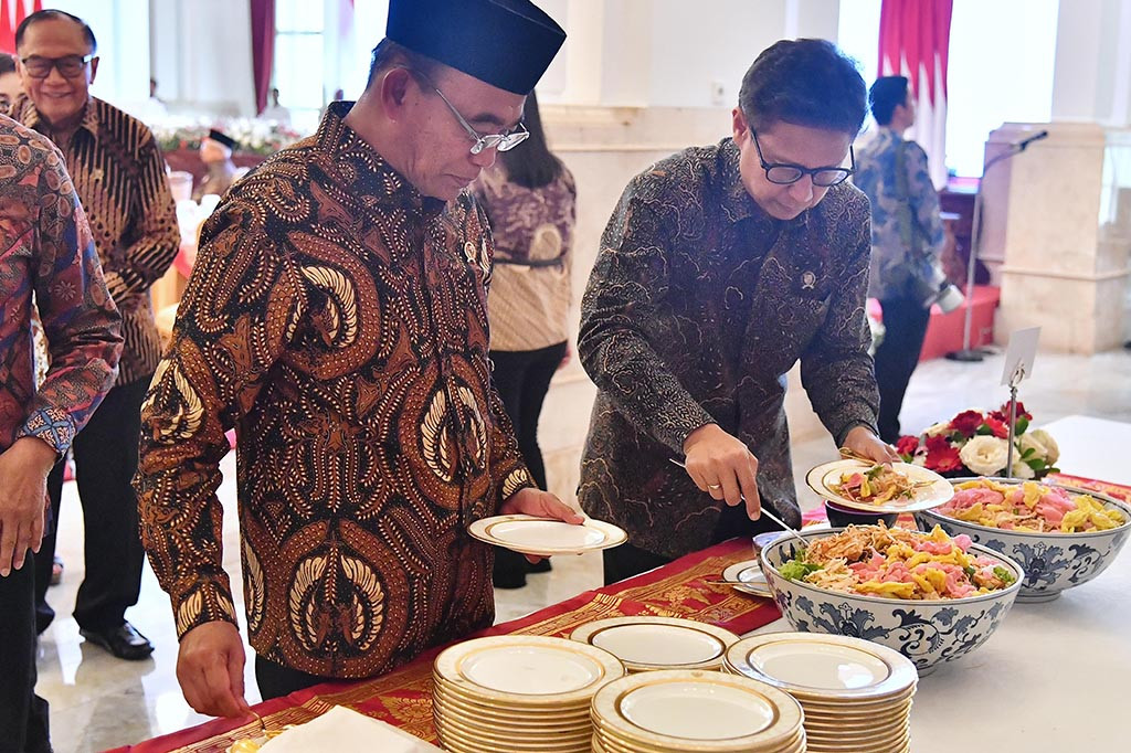 Hidangan prasmanan disediakan dengan beragam menu khas tanah air, mulai dari soto bangkong, asinan, nasi liwet, kambing guling, pempek, hingga mie ayam.