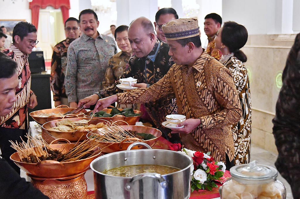 Suasana jamuan makan siang penuh kehangatan dengan dialog yang santai dan canda tawa mewarnai pertemuan tersebut. 