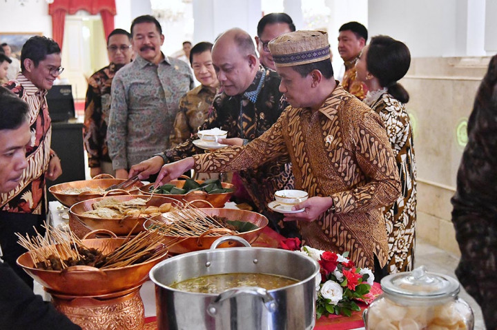 Suasana jamuan makan siang penuh kehangatan dengan dialog yang santai dan canda tawa mewarnai pertemuan tersebut. 