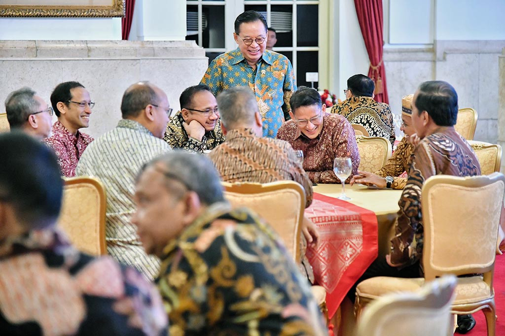 Momen kehangatan semakin terasa ketika di tengah acara, Presiden Jokowi berpindah meja untuk menghampiri para menteri. Ia berbincang hangat dengan beberapa menteri, menjalin komunikasi yang akrab dan penuh canda tawa.