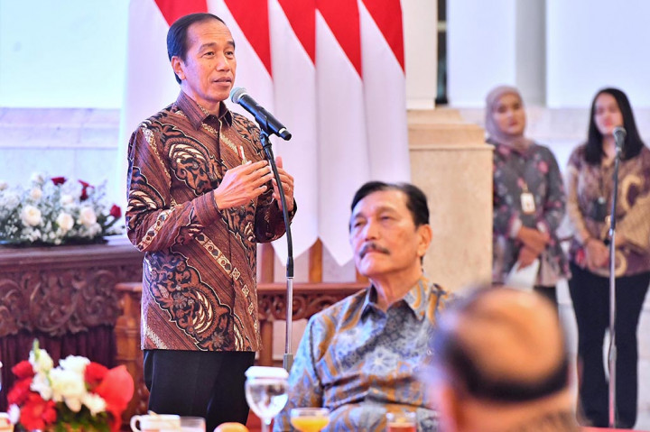 Presiden Joko Widodo menyampaikan ucapan terima kasih hingga meminta maaf kepada jajaran kabinet dalam acara jamuan makan siang bersama di Istana Negara, Jakarta, Jumat, 18 Oktober 2024.