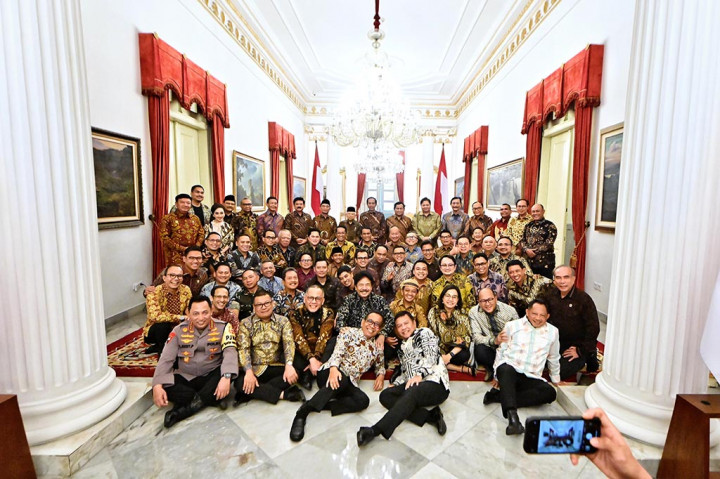 Pada kesempatan itu, Presiden Jokowi dan Wapres Ma'ruf juga sempat berfoto bersama dengan jajarannya dalam suasana santai. 