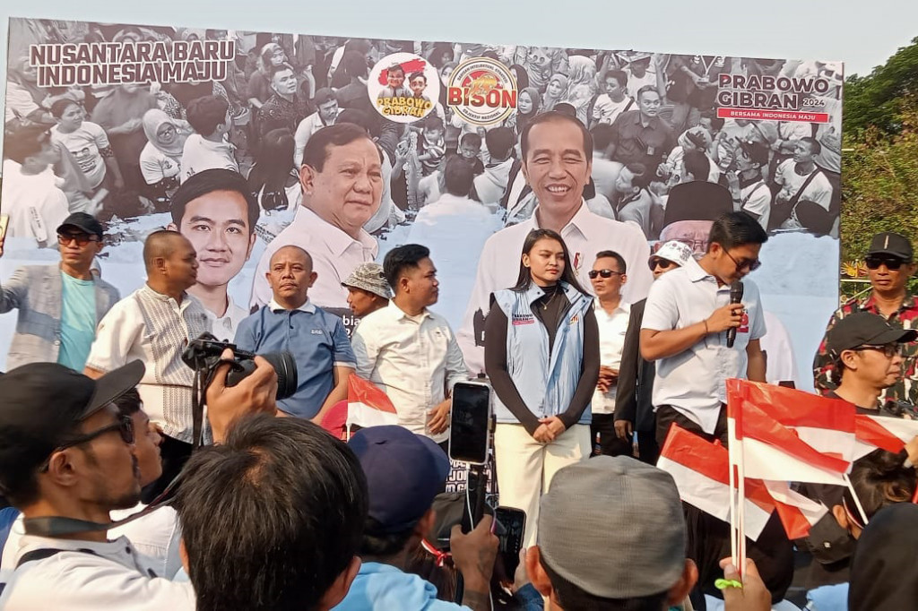 Ratusan masyarakat yang tergabung dari sejumlah komunitas dan organisasi menggelar aksi kongres rakyat Indonesia di kawasan Patung Kuda, Monas, Kecamatan Gambir, Jakarta Pusat, Jumat 18 Oktober 2024.
