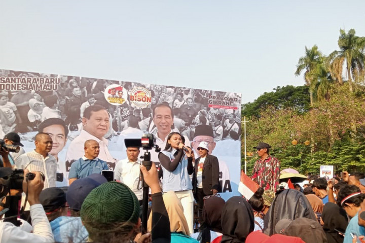 Massa yang hadir dihibur dengan adanya panggung kecil untuk melakukan berbagai orasi dukungan terhadap masa pemerintahan Joko Widodo dan Ma'aruf Amin. Bukan hanya orasi, panggung juga diisi dengan pertunjukan musik angklung dan kesenian daerah lainnya.