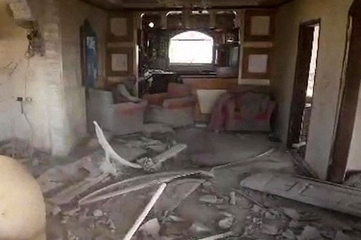 Militer merilis rekaman dari pesawat nirawak mini yang katanya memperlihatkan Sinwar, yang terluka parah di tangan, duduk di kursi, wajahnya ditutupi syal. Rekaman itu memperlihatkan dia mencoba melemparkan tongkat ke pesawat nirawak, dalam upaya yang sia-sia untuk menjatuhkannya.