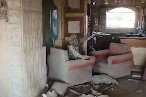 Pada tahap ini, juru bicara militer Israel Laksamana Muda Daniel Hagari mengatakan, Sinwar hanya diidentifikasi sebagai seorang pejuang, tetapi pasukan masuk dan menemukannya dengan senjata, jaket antipeluru, dan uang 40.000 shekel (USD10.731,63).