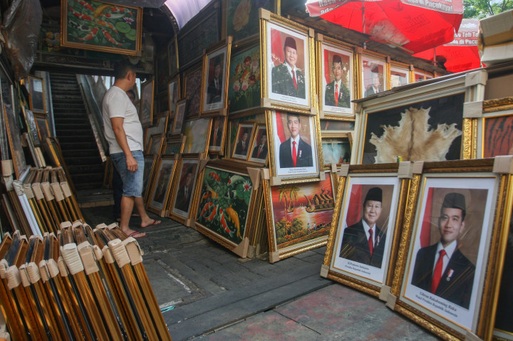 Satu pasang foto berikut pigura dijual dengan harga harga Rp95 ribu hingga Rp650 ribu tergantung ukuran.