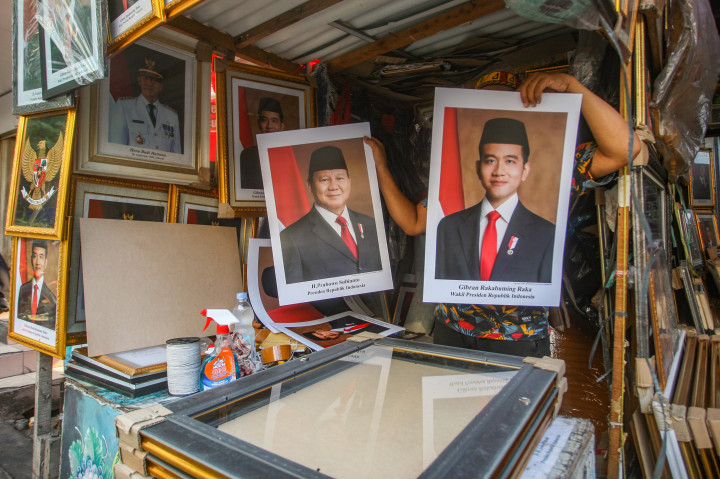 Menurut perajin permintaan pigura Presiden dan Wakil Presiden terpilih periode 2024-2029 melonjak dalam seminggu terakhir, terjual 100 hingga 200 pasang per hari. 