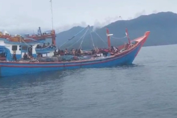 Pantauan pada video yang diperoleh Metrotvnews.com, tampak mayat seorang perempuan di tutupi kain panjang dengan keadaan tubuhnya mulai membusuk, yang dikelilingi oleh para etnis rohingya lainnya yang berada di kapal yang mereka tumpangi.  