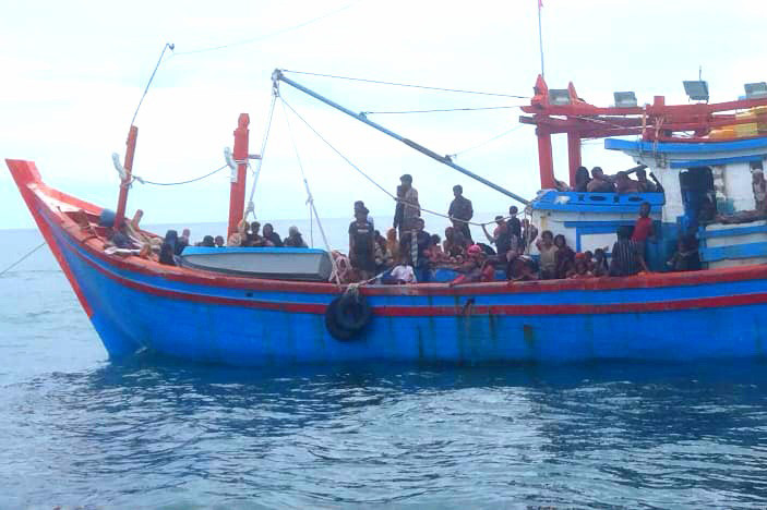 Sejumlah pengungsi Rohingya ditemukan terombang-ambing dalam kondisi memprihatinkan di perairan Kabupaten Aceh Selatan pada Jumat, 18 Oktober 2024. Satu di antara etnis Rohingya tersebut ditemukan meninggal dunia di dalam kapal yang mereka tumpangi.